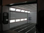 kabina PRESTIGE – vlevo jsou umístěny propojovací vrata s dolním osvětlením